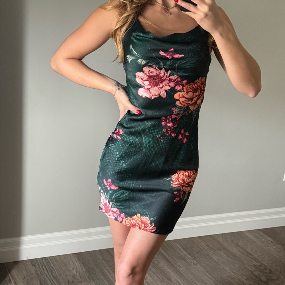 GUESS Satin